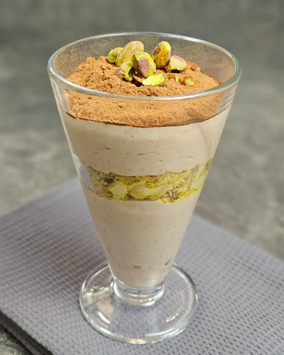 High Protein Pistazien-Schoko Dessert (Dubai Style) geschichtetes Dessert in einem Glas