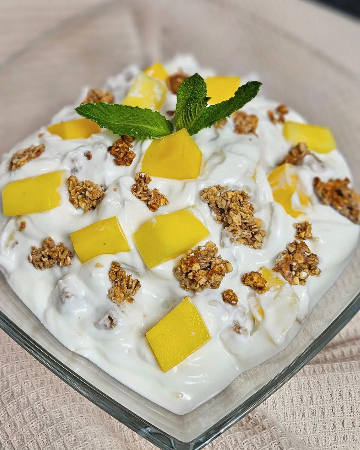 Joghurt-Quark-Creme mit Mango und Cranola