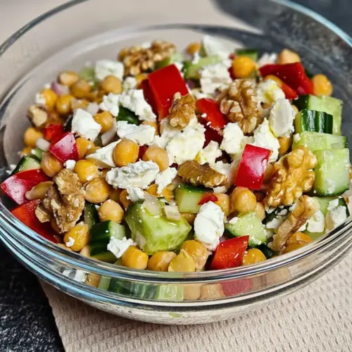 Kichererbsen Salat mit Feta und Walnüssen in einer Schüssel