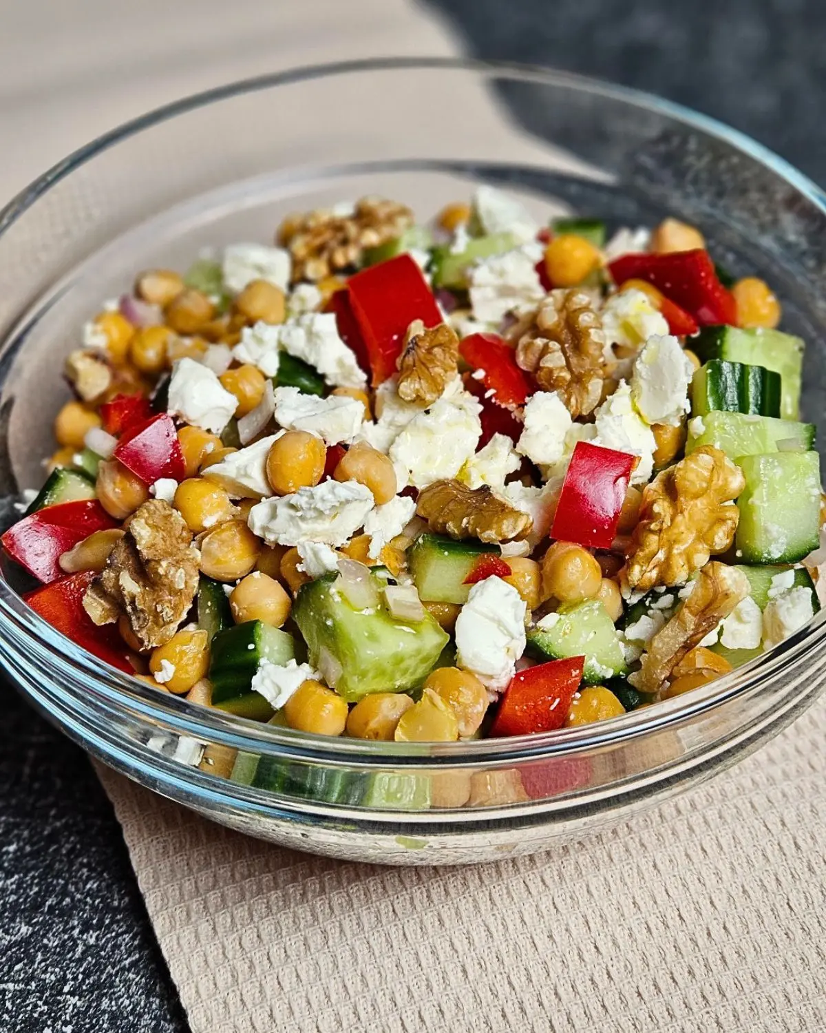 Kichererbsen Salat mit Feta und Walnüssen in einer Schüssel