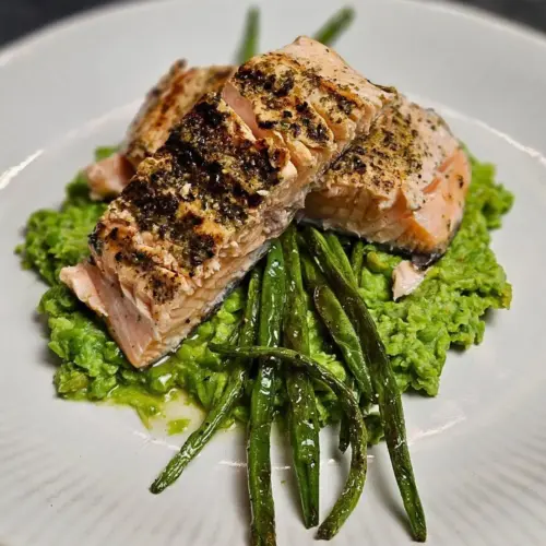 Lachs mit cremigem Avocado-Erbsen-Püree und grünen Bohnen