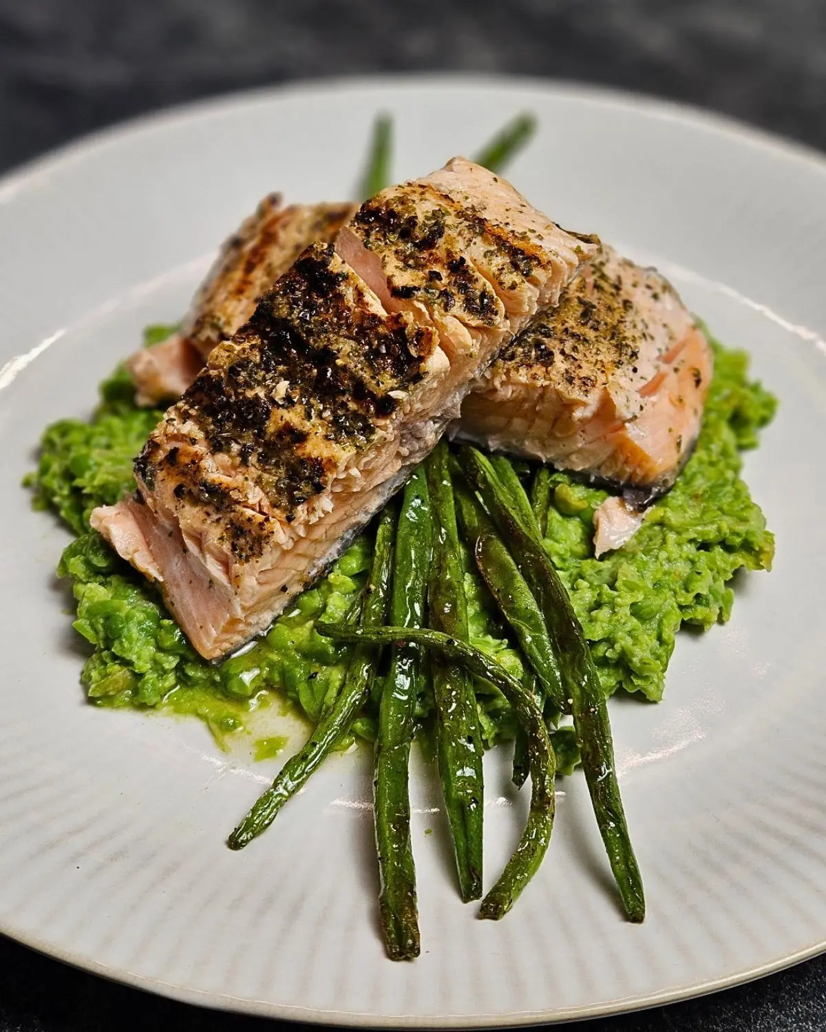 Lachs mit cremigem Avocado-Erbsen-Püree und grünen Bohnen