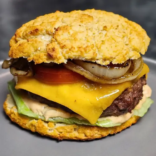Low Carb Burger mit Quarkbrötchen, Cheddar und karamellisierten Zwiebeln