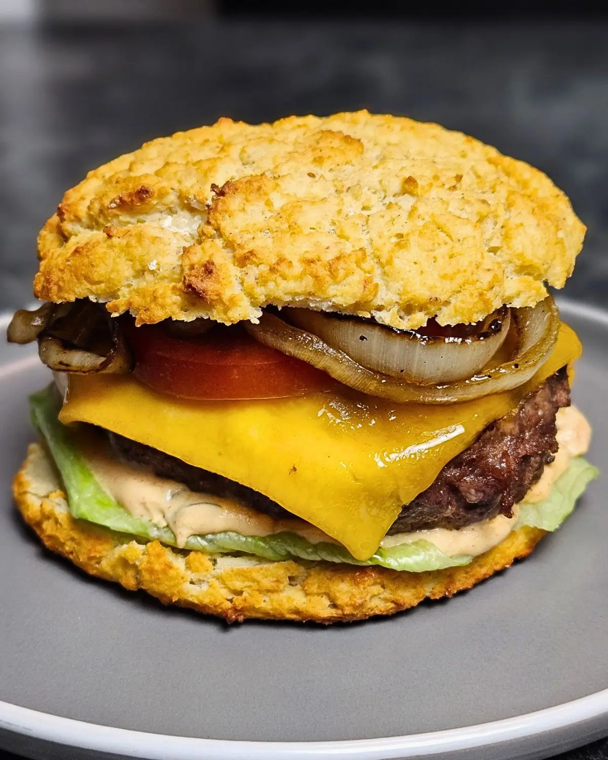 Low Carb Burger mit Quarkbrötchen, Cheddar und karamellisierten Zwiebeln
