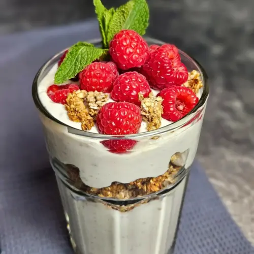 Skyr mit Birne, Himbeeren und Granola