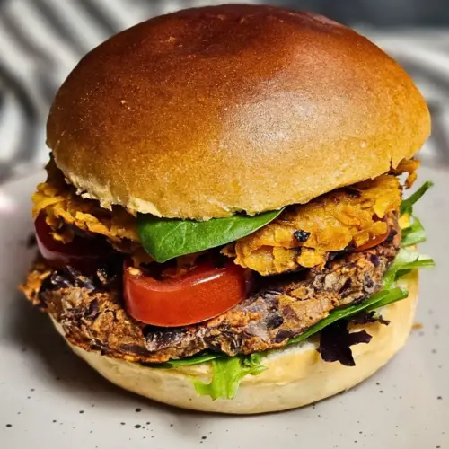 Veganer Burger mit schwarzen Bohnen und Süsskartoffelrösti