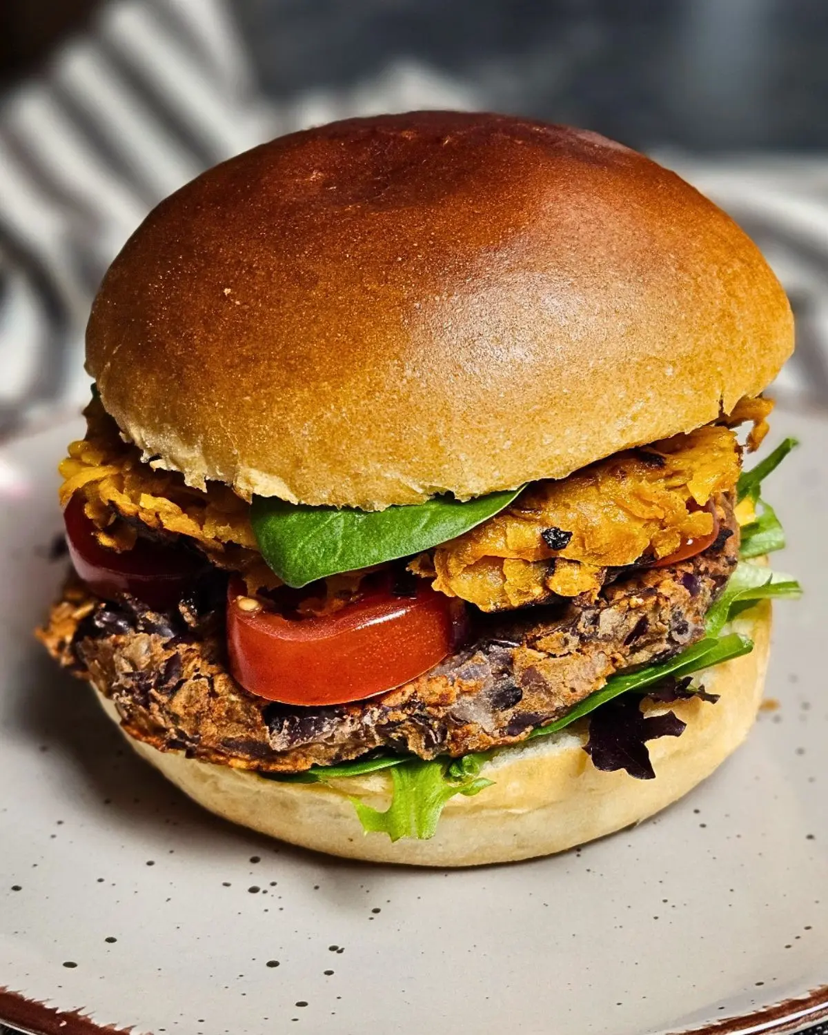 Veganer Burger mit schwarzen Bohnen und Süsskartoffelrösti