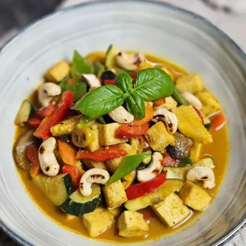 Veganes Curry mit Tofu, Gemüse und Cashewnüssen