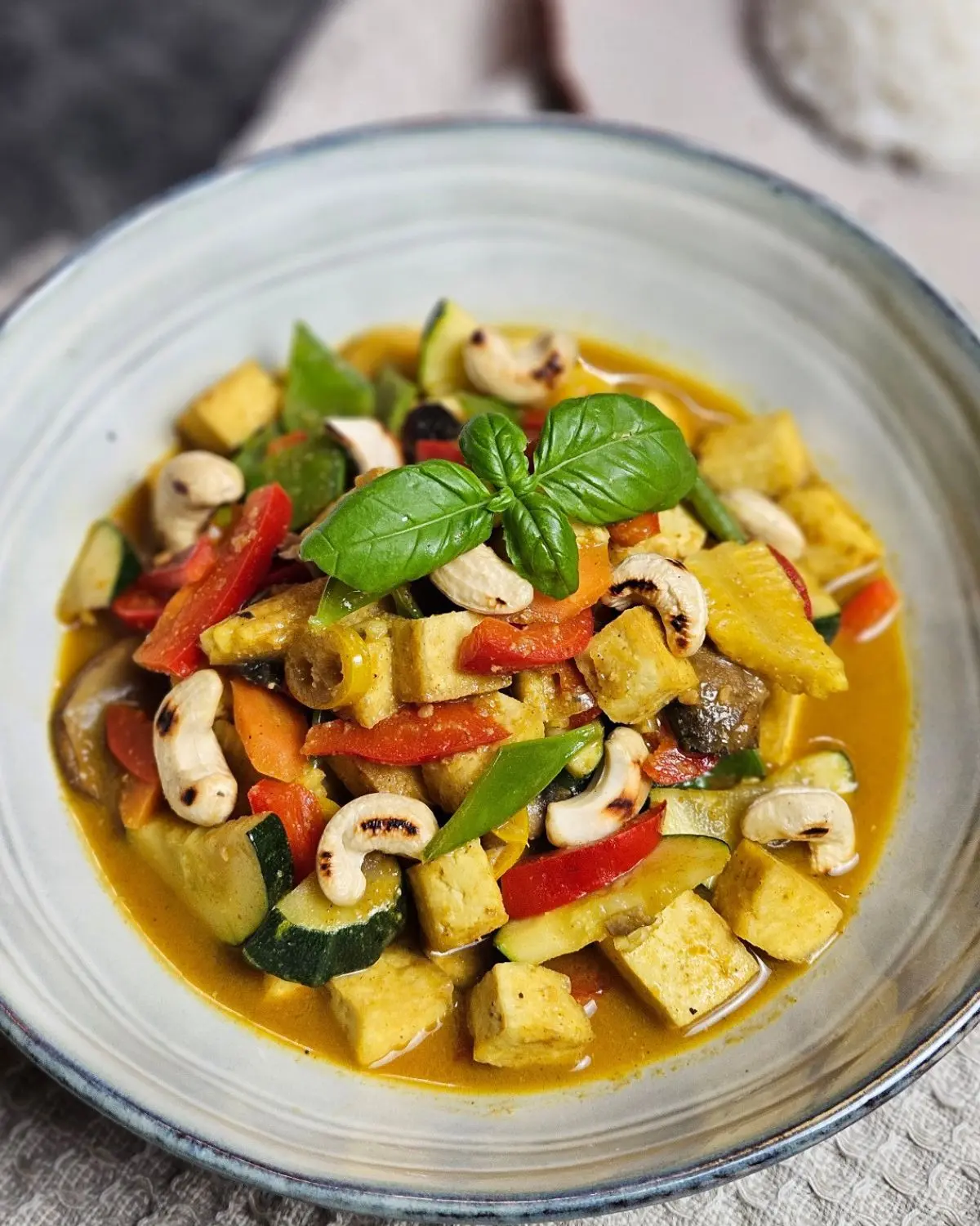Veganes Curry mit Tofu, Gemüse und Cashewnüssen