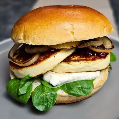 Vegetarischer Grillkäse-Burger mit Walnusscreme und Preiselbeeren