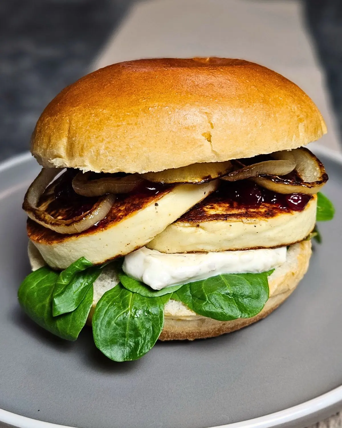 Vegetarischer Grillkäse-Burger mit Walnusscreme und Preiselbeeren