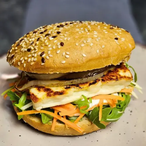 Vegetarischer Halloumi-Burger mit Zitronen-Dattel-Sauce
