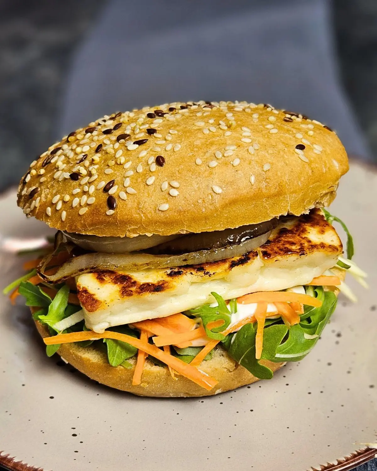 Vegetarischer Halloumi-Burger mit Zitronen-Dattel-Sauce