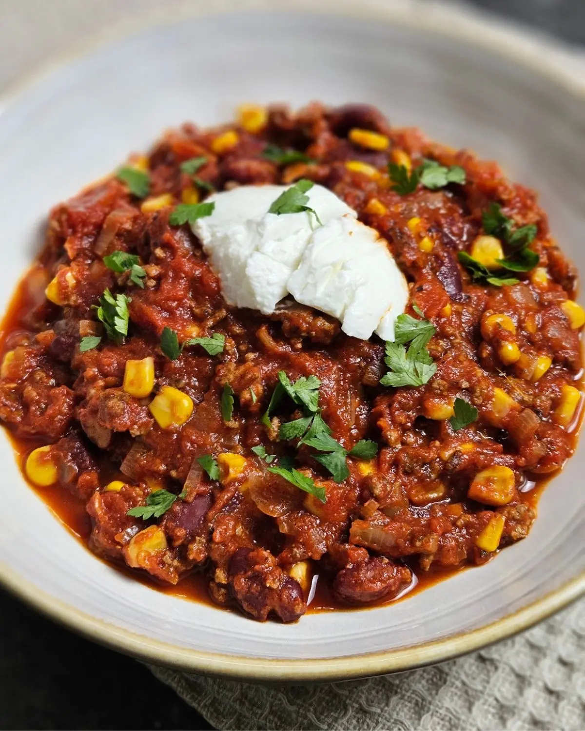 Chili con carne - einfach, schnell und würzig in einer Schüssel angerichtet