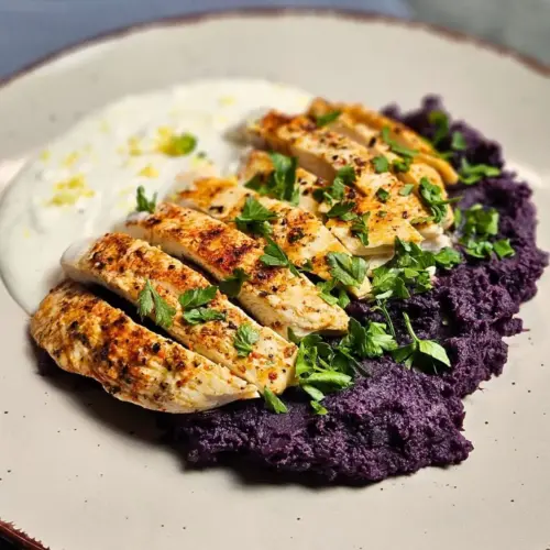 Gegrillte Hähnchenstreifen mit Süßkartoffelpüree und Zitronen-Joghurt-Dip