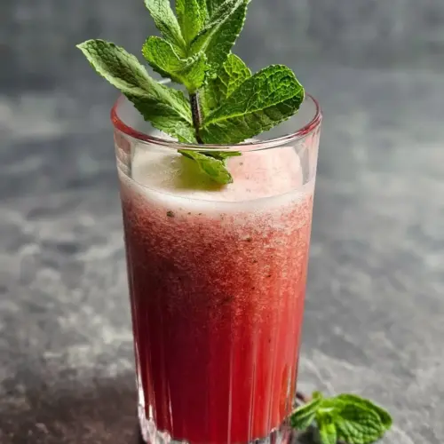 High Protein Wassermelone-Minze-Shake in einem Glas mit Minzblättern als optisches Highlight