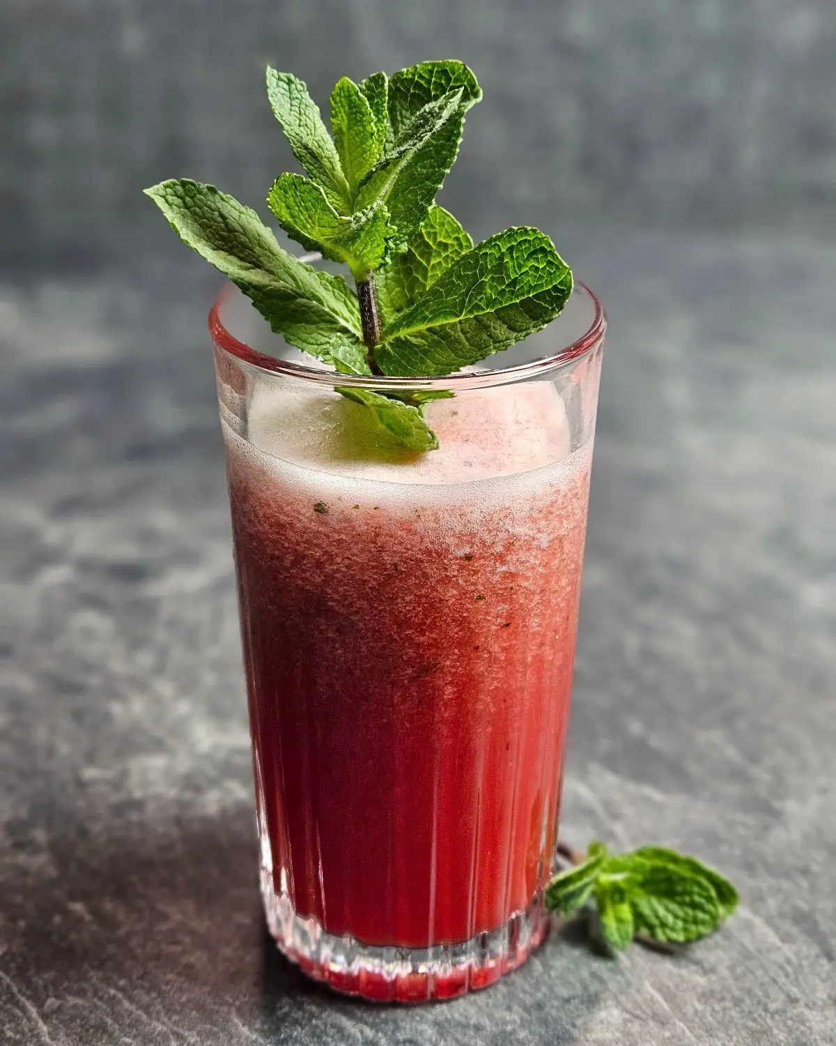 High Protein Wassermelone-Minze-Shake in einem Glas mit Minzblättern als optisches Highlight