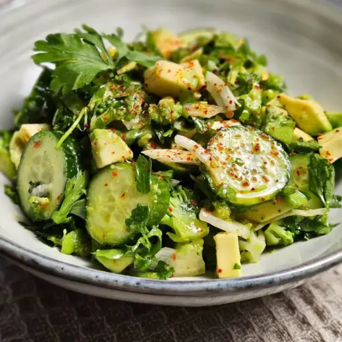Frischer Gurken-Avocado Salat mit Brokkoli in einer Schüssel angerichtet