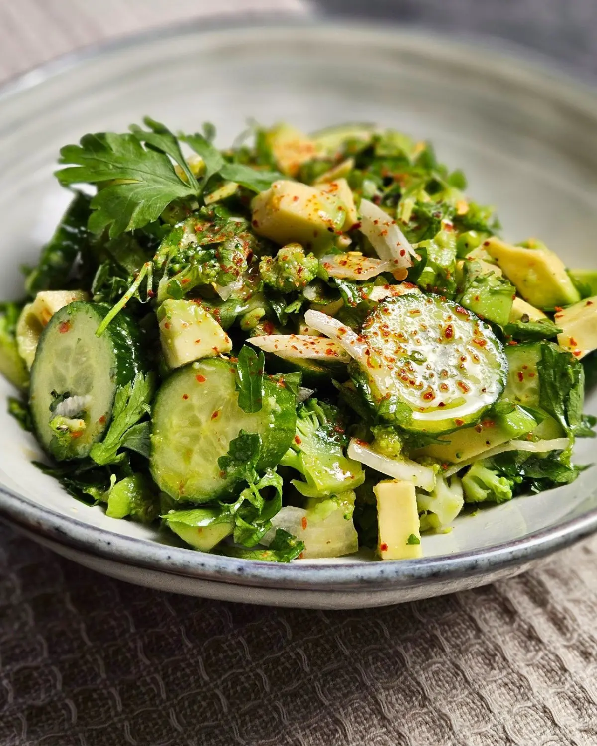 Frischer Gurken-Avocado Salat mit Brokkoli in einer Schüssel angerichtet