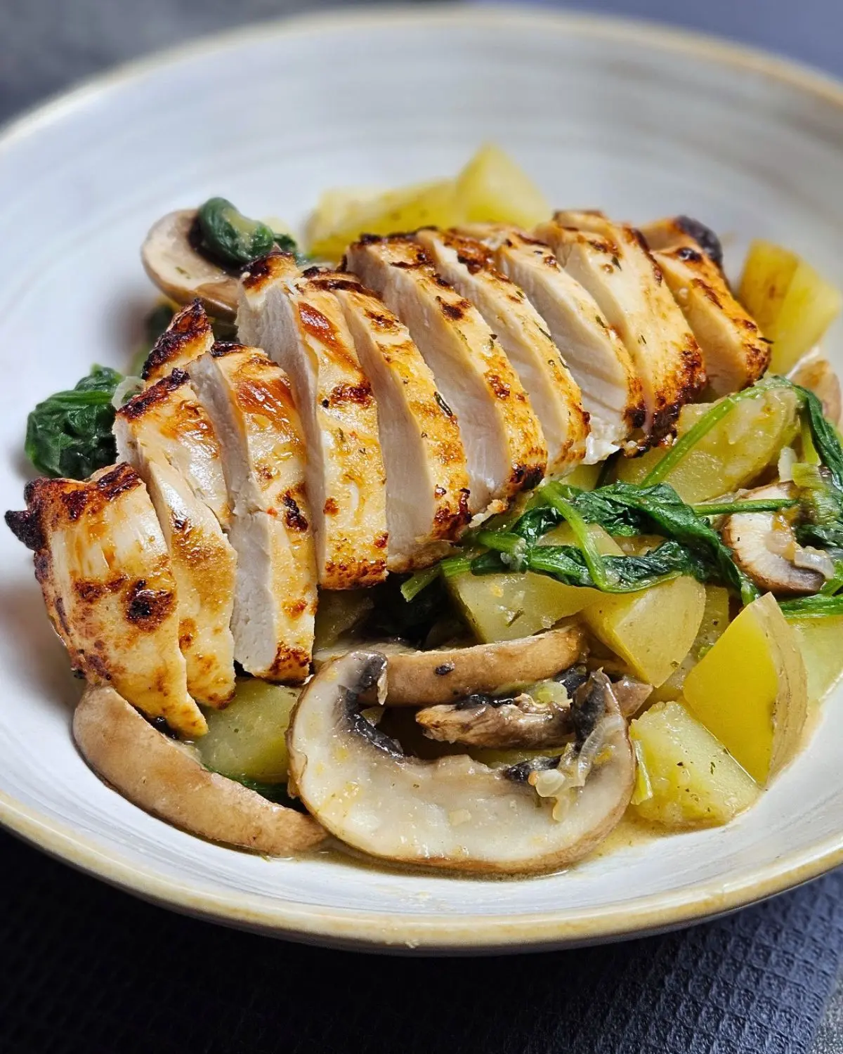 Cremige Kartoffel-Champignon-Pfanne mit Hähnchen in einer Schüssel angerichtet