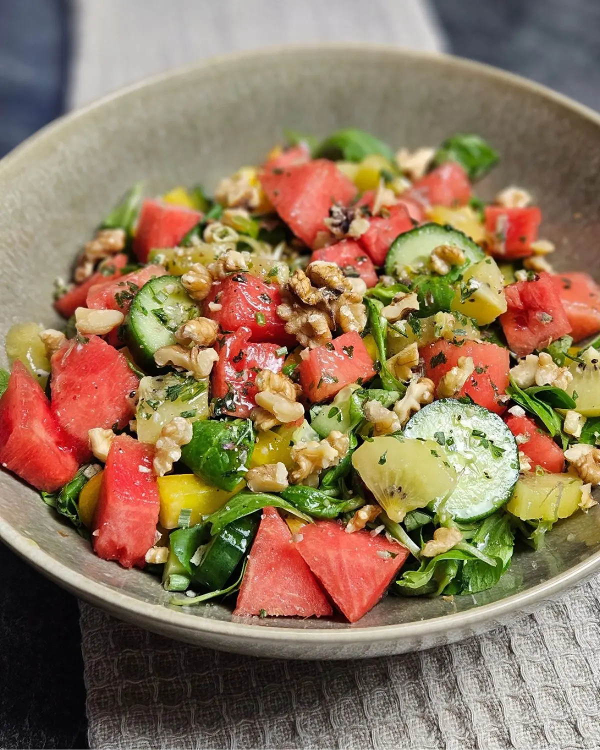 Fruchtiger Salat mit Wassermelone und Kiwi in einer Schüssel angerichtet