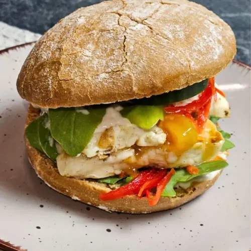 Halloumi-Burger mit Limettencreme und Mango Chutney auf einem Teller angerichtet