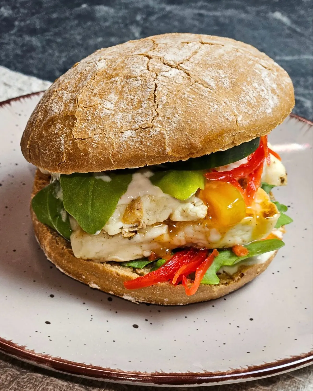 Halloumi-Burger mit Limettencreme und Mango Chutney auf einem Teller angerichtet