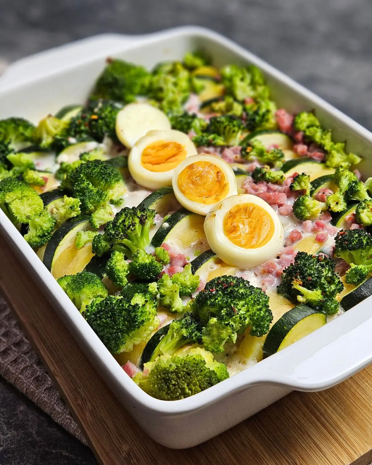 High Protein Kartoffel-Zucchini-Auflauf mit Schinken und Ei in einer Ofenform