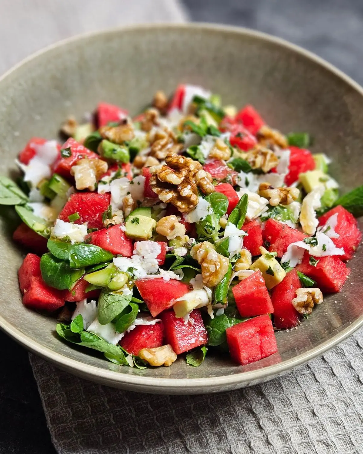 Melone-Halloumi-Salat mit Avocado und Walnüssen in einer Schüssel angerichtet