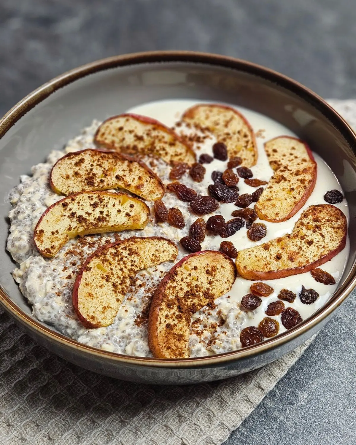 High Protein Apfelstrudel-Frühstücksbowl mit Apfel und Zimt in einer Bowlschüssel angerichtet