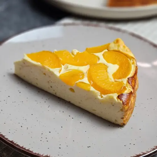 High Protein Aprikosen-Käsekuchen, ein Stück auf einem Teller serviert