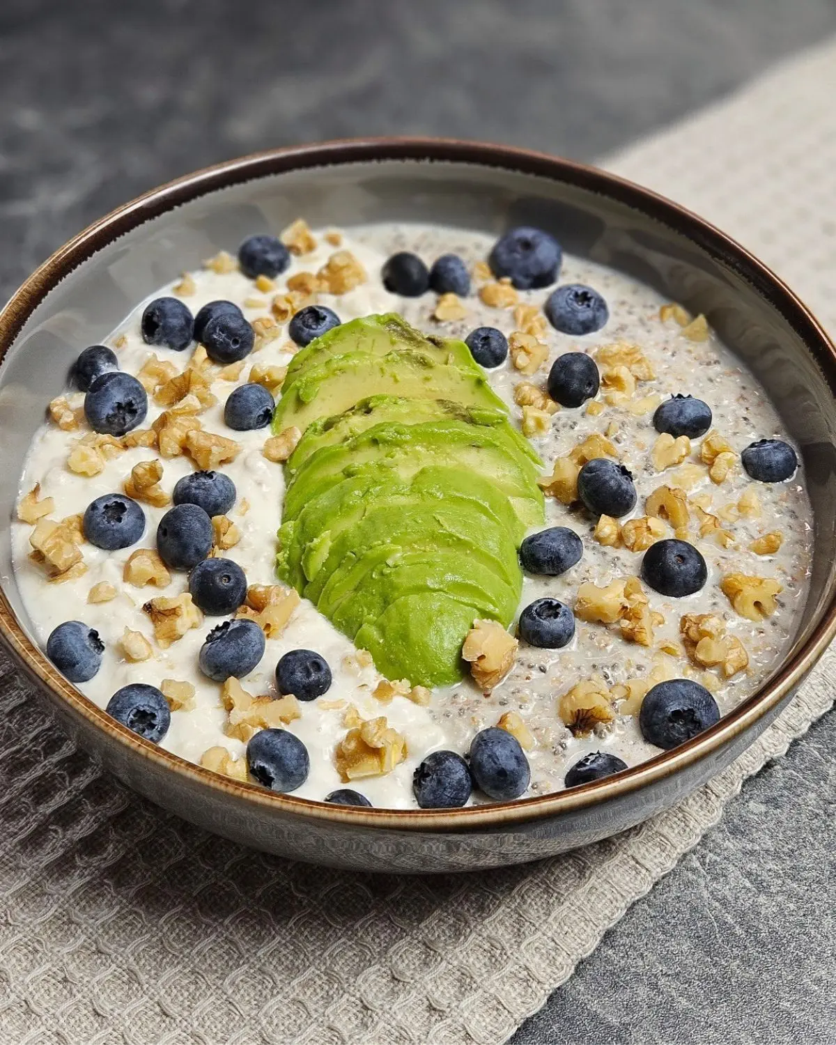 High Protein Frühstücksbowl mit Buchweizen, Avocado und Blaubeeren in einer Bowlschüssel angerichtet