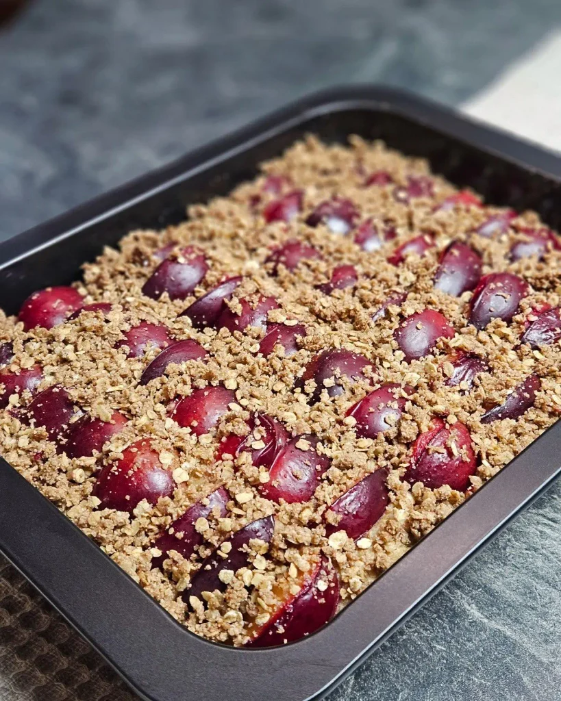 High Protein Zwetschgenkuchen auf einem Bleck