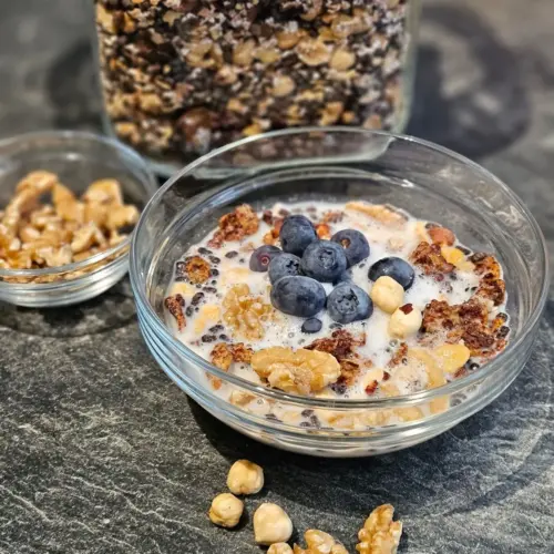 Knuspriges High-Protein-Schoko-Nuss-Müsli - Zutaten einzeln in Schüsseln angerichtet
