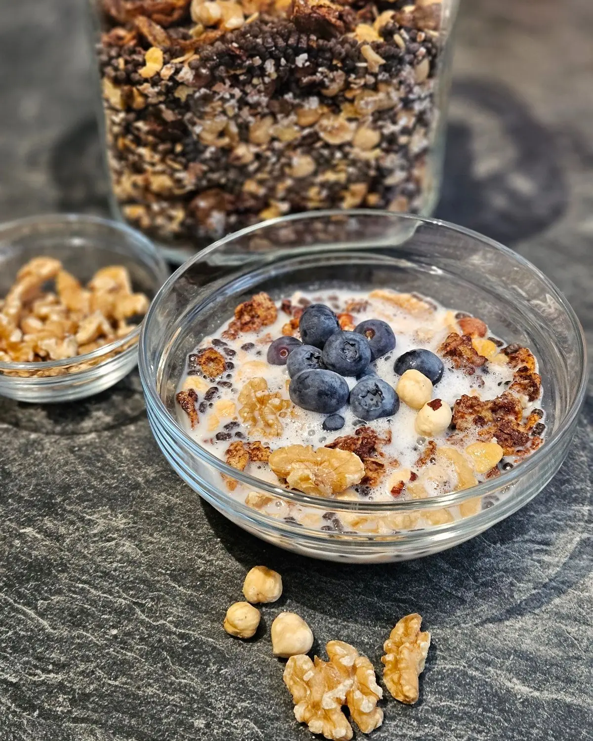 Knuspriges High-Protein-Schoko-Nuss-Müsli - Zutaten einzeln in Schüsseln angerichtet
