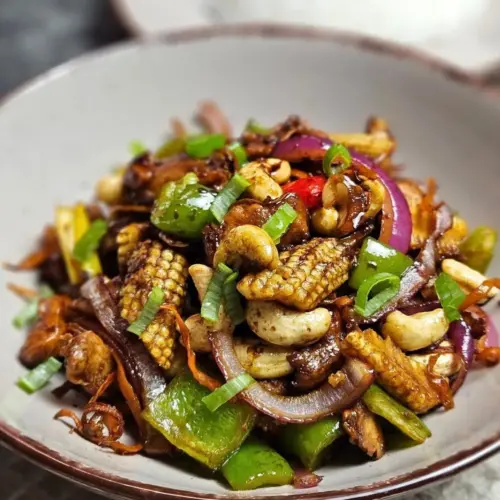 Thailändisches Cashew-Hähnchen mit Gemüse und einer Portion Reis in einer Schüssel angerichtet