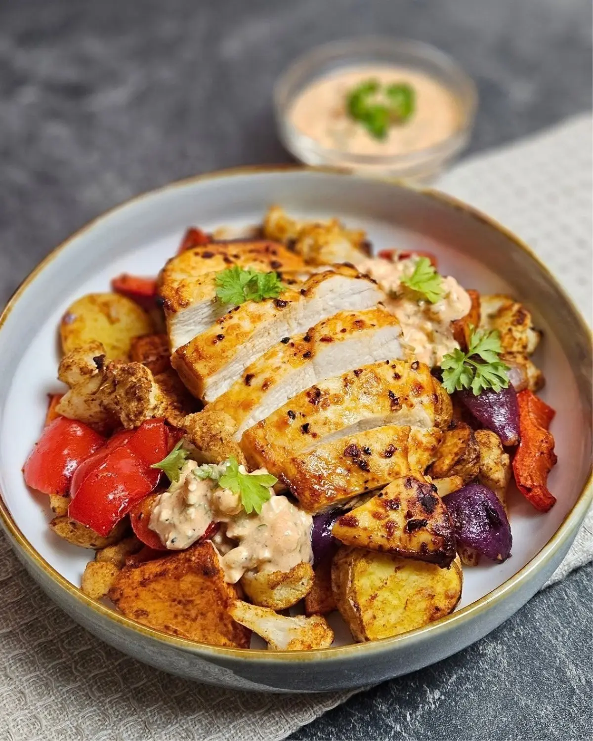 Hähnchen-Gemüse-Bowl mit Paprika-Frischkäse-Dip und Kartoffeln in einer Bowl angerichtet