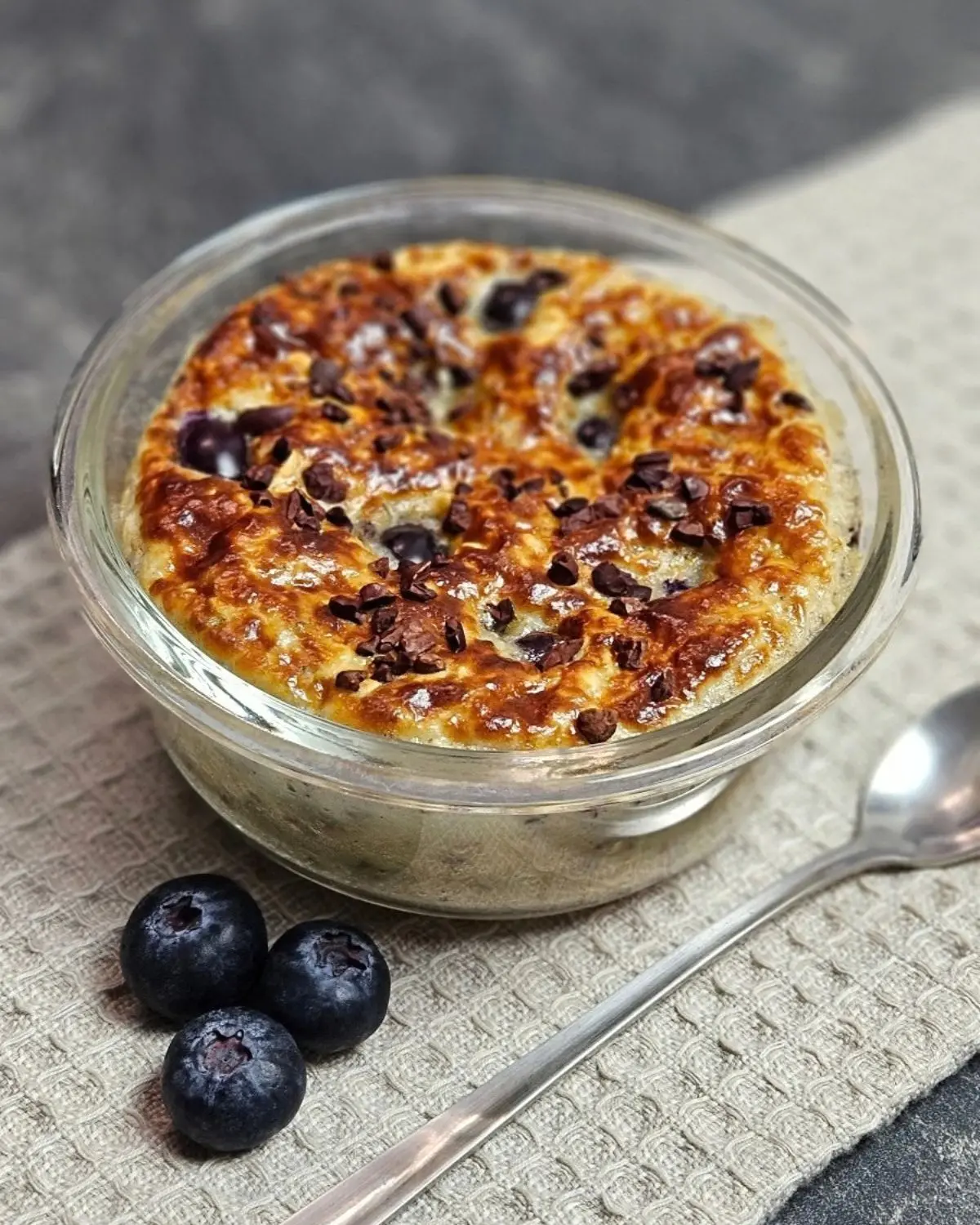 Protein Baked Oats mit Heidelbeeren in einer Glasschüssel
