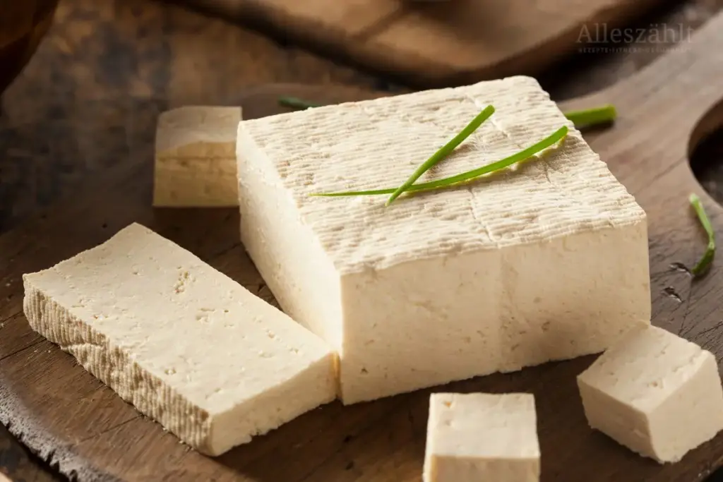 Tofu zum Teil aufgeschnitten auf einem Brett