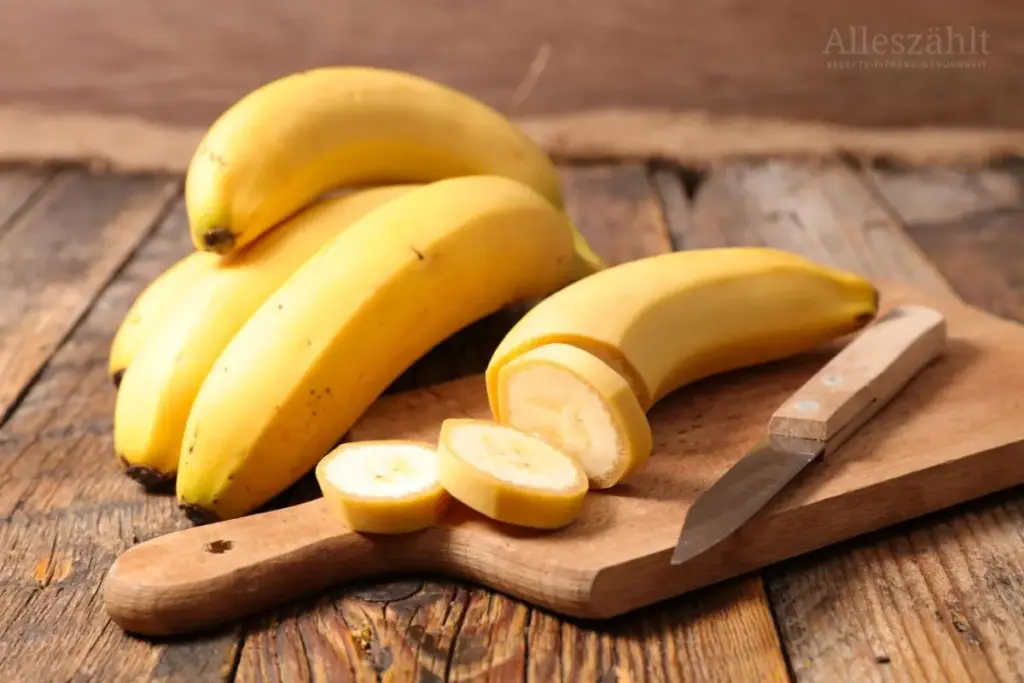 Bananen auf einem Holzbrett