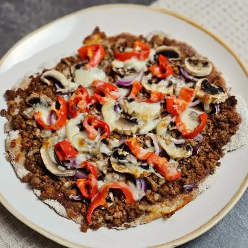 Hackfleischpizza mit Skyr-Teig auf einem Teller angerichtet