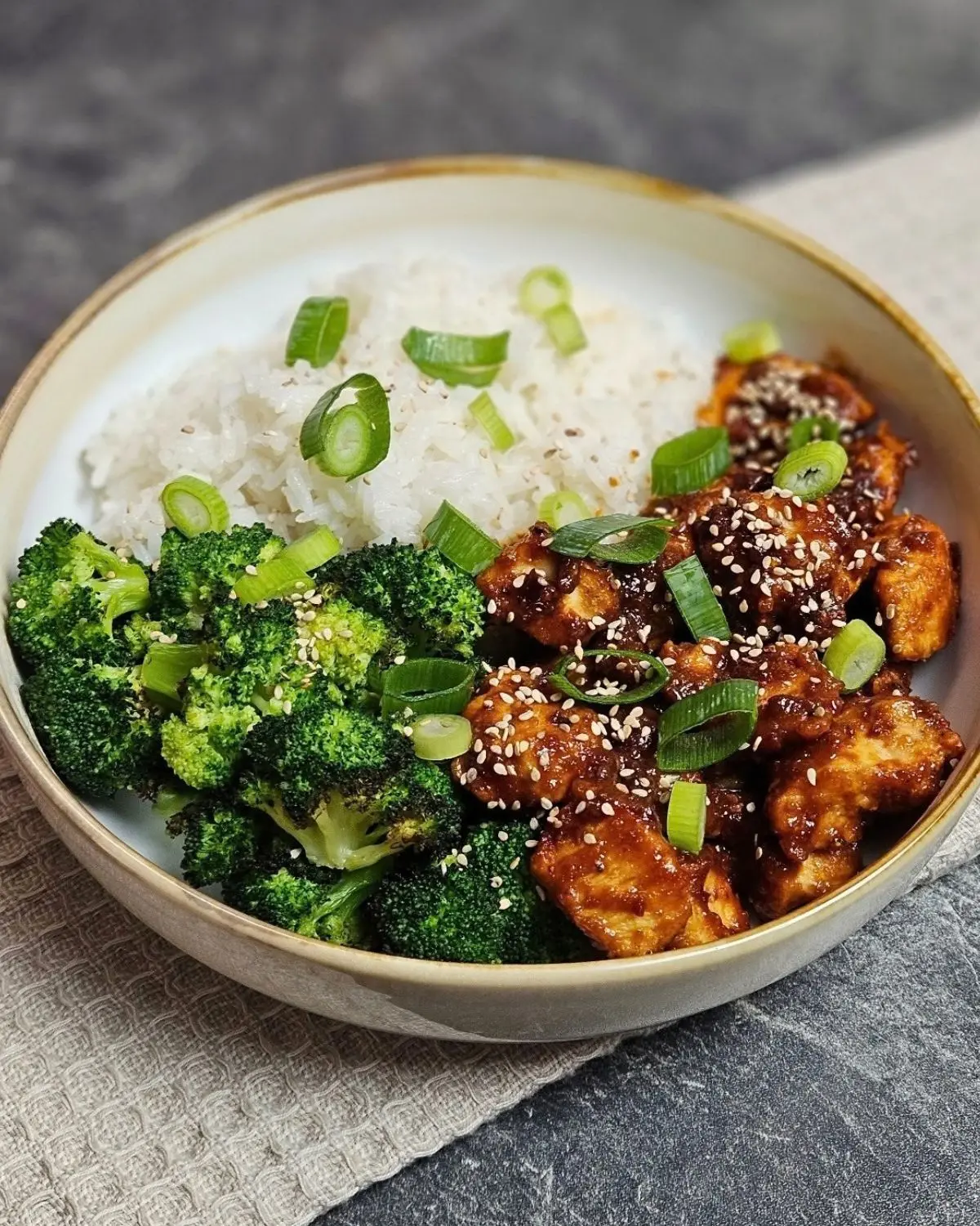 Koreanisches Sticky Chicken in einer Bowl angerichtet