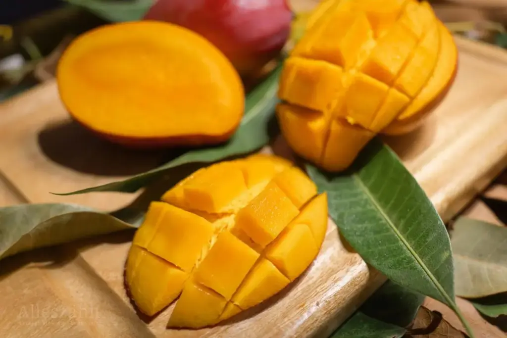 Mangos auf einem Holzbrett