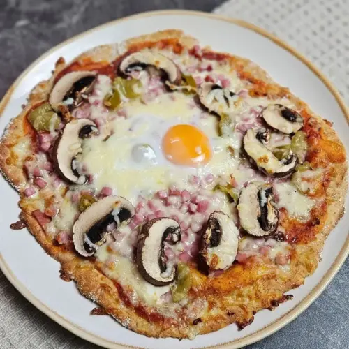 Pizza Diavola mit Skyr-Teig auf einem Teller angerichtet