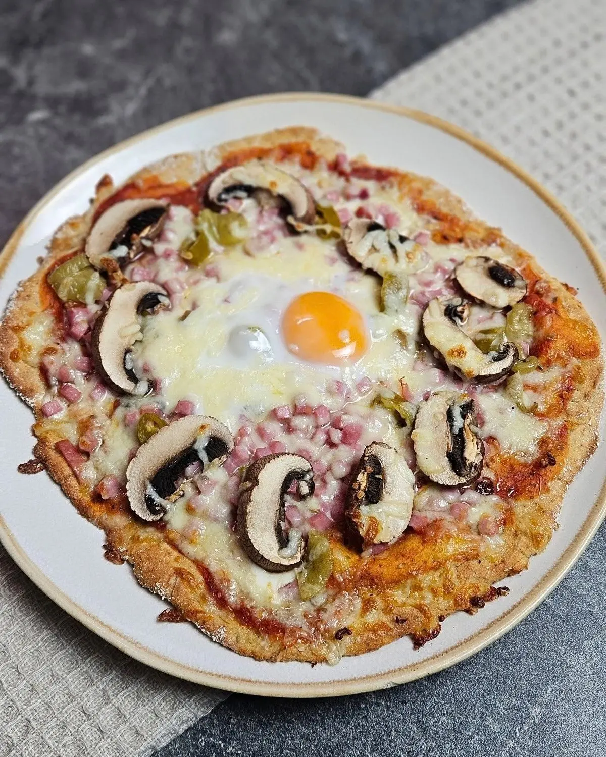 Pizza Diavola mit Skyr-Teig auf einem Teller angerichtet