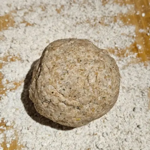 Skyr-Teig als Kugel auf einem Brett mit Mehl
