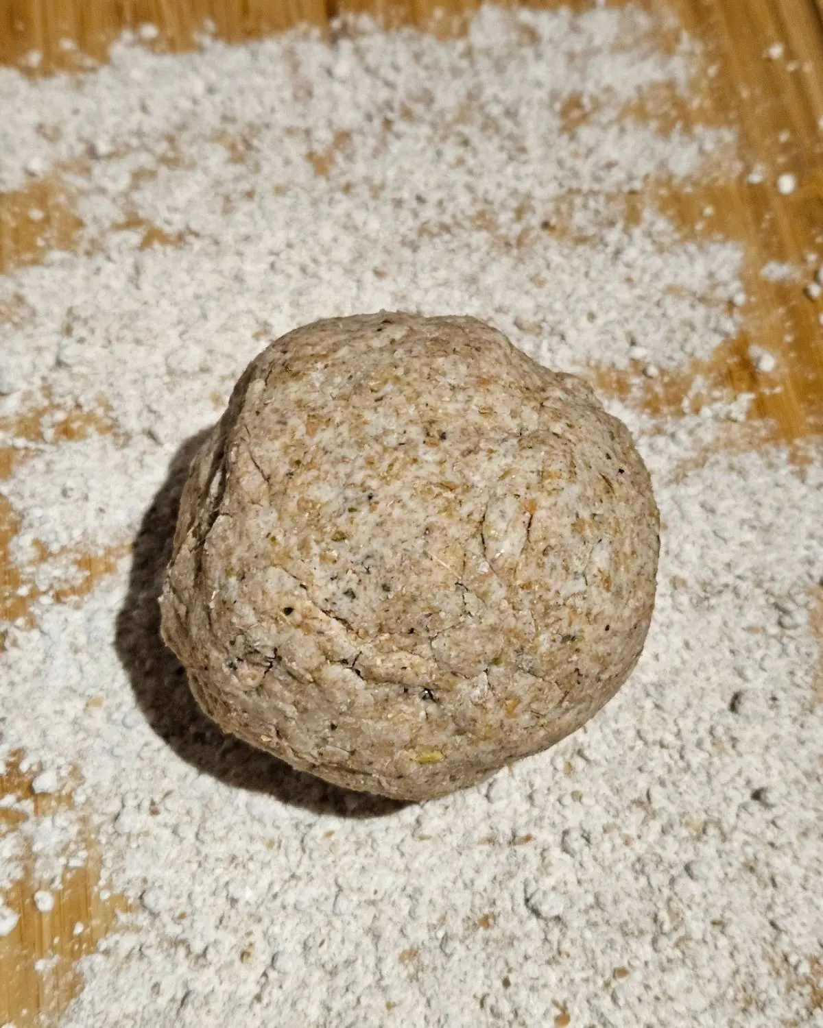 Skyr-Teig als Kugel auf einem Brett mit Mehl